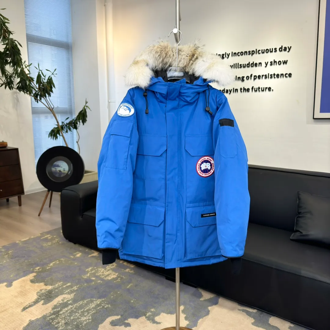P800 Beichen White / 2008 Expedition Parka 4660M Product color: black, off-white, red, sand pink, sky blue, graphite gray, Beichen white, navy, sky blue, gray camouflage gray black label Product size: XS, S, M, L, XL, XXL Expedition was originally a parka designed for scientists at the McMurdo Research Station in Antarctica. Whether your next journey takes you into the frozen urban jungle or across uncharted ice fields, wear Canada Goose's Expedition Parka and get proven results year after year in Antarctica by the National Science Foundation's Center for Polar Research.  Material list: 1⃣ Uses Y-shaped Velcro imported from Taiwan (exclusive in the market) 2⃣ Uses 18-count polyester-cotton blended fabric imported from South Korea (authentic synchronized fabric) 3⃣ National standard 80% white duck down, (zp uses 80% white duck down/90% of all boasts are fake) 4⃣ Western Canadian coyote hair (non-market dyed fox hair filled with wolf hair) Material analysis characteristics: 1⃣ The original/polyester-cotton fabric has a high polyester fiber content, and the polyester-cotton fabric has high heat and light resistance and good stability. It has bright colors, high fiber strength, durability, light resistance, heat resistance, and straightness. 2⃣ As we all know, the original version uses 80% white duck down. The fill power refers to the cubic inches of volume occupied by each ounce (30 grams) of down under certain conditions. If one ounce of down occupies 500 cubic inches, the fill power of the down is 500. So we can simply understand it as: fill power is the volume of down, and the volume of down is fill power. The higher the fill power of down, it means that under the same filling amount, down can fix a larger volume of air layer to keep warm and insulate, so the warmth retention of down is better. 3⃣ Western Canadian coyote hair, "large range of selected neck hair" is soft and fluffy, each wolf hair is 60-63 long / 14-16 wide at the peak, this width + preferred parts. It is basically unmatched by the same industry